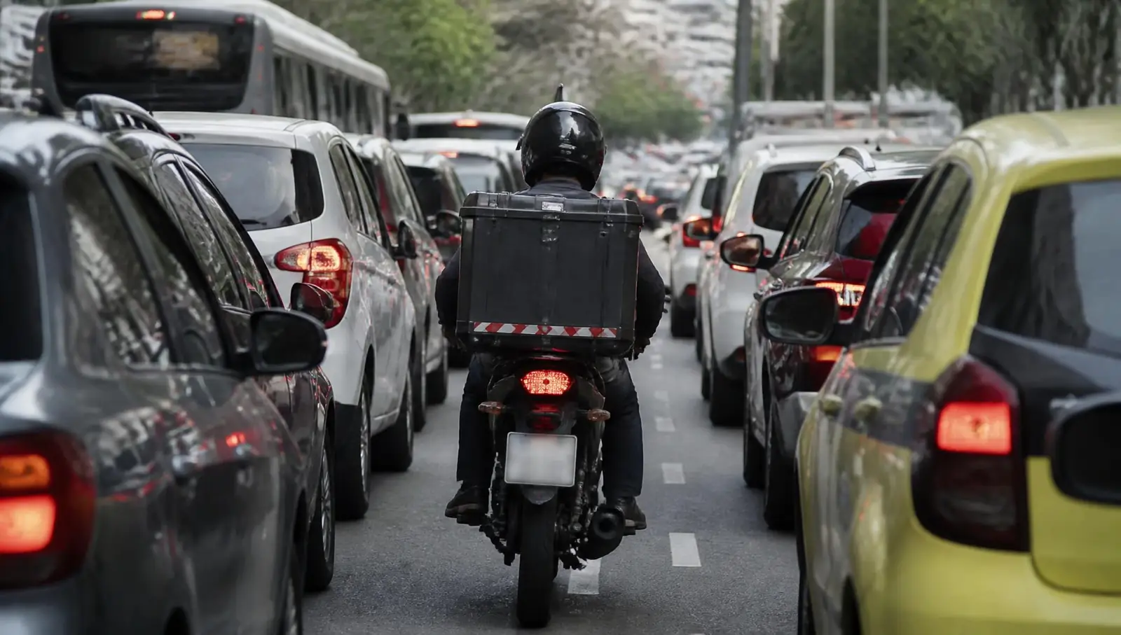 SAÍMOS DE MOTO E DESVIAMOS DO TRÂNSITO